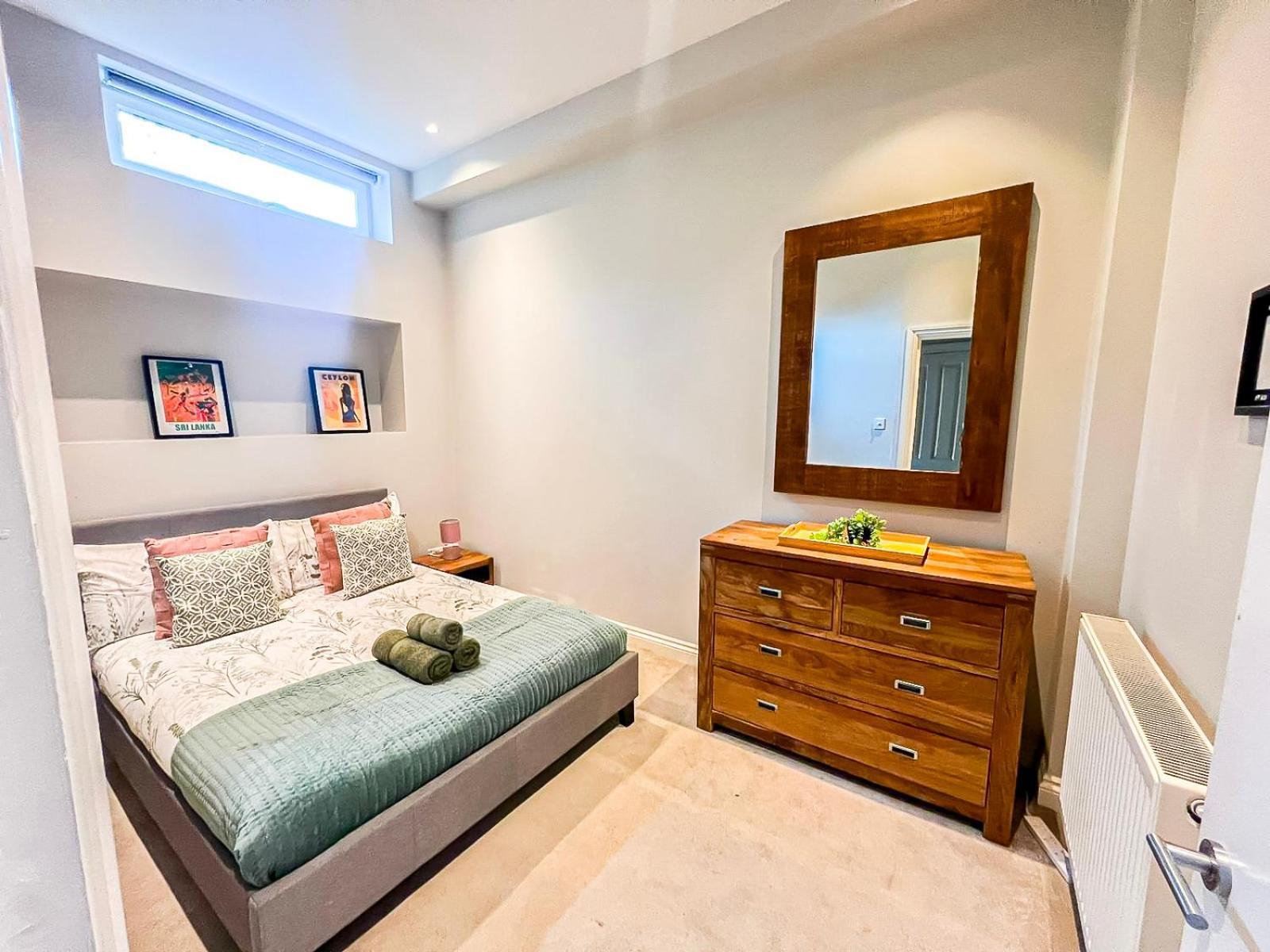 Apartment Sleek 2 Bedroom Flat With Private Patio & Firepit In Shepherds Bush, Near Hammersmith London