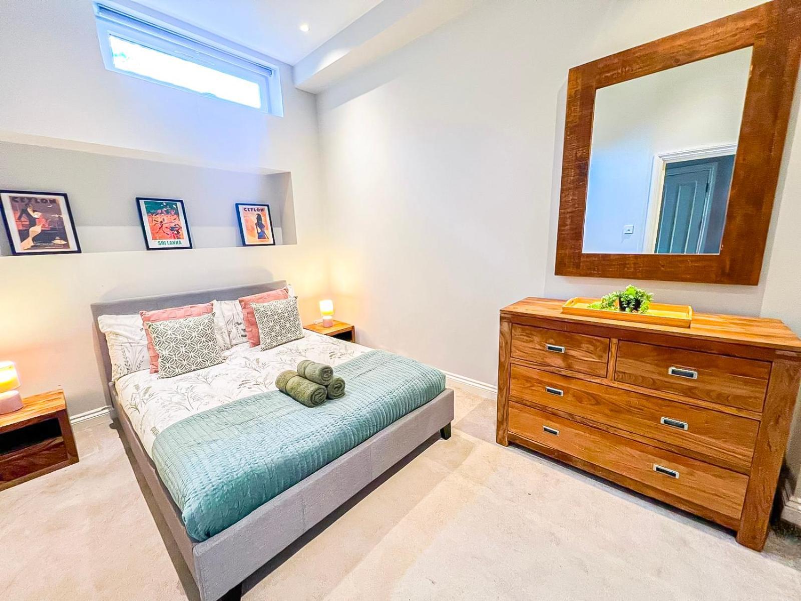 Sleek 2 Bedroom Flat With Private Patio & Firepit In Shepherds Bush, Near Hammersmith * London