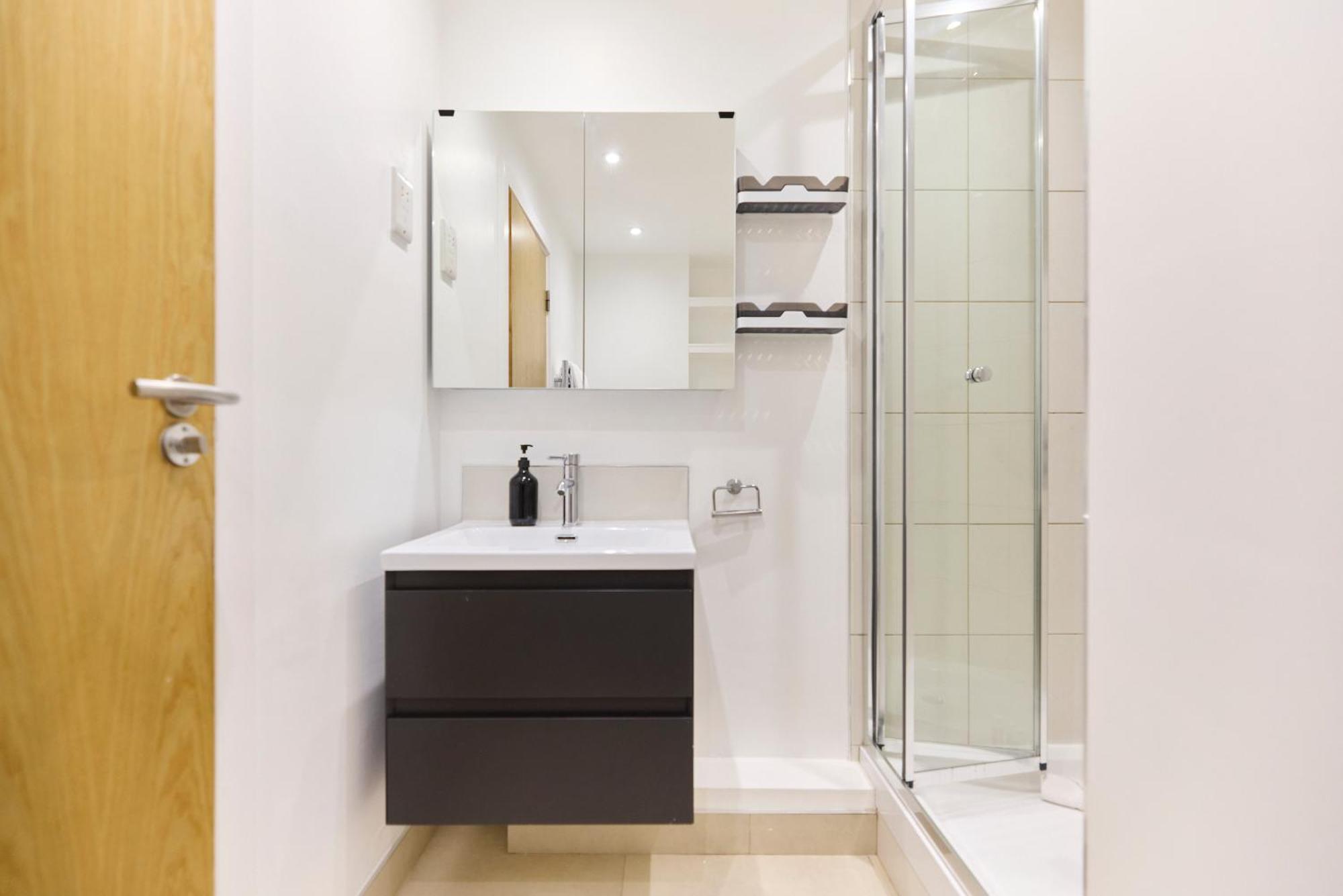 The Gwendolen Place - Contemporary 2bdr Flat With Terrace And Balcony Apartment