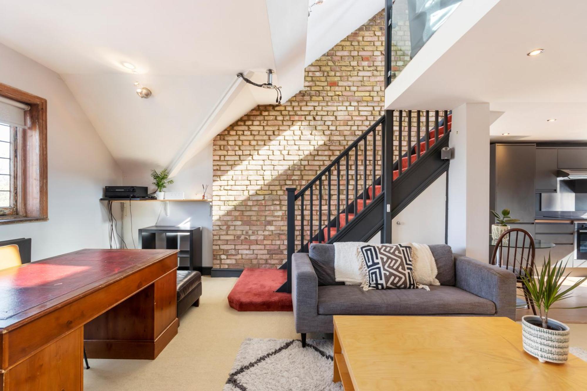 Designer 1 Bed Loft Apartment, Sw16 London