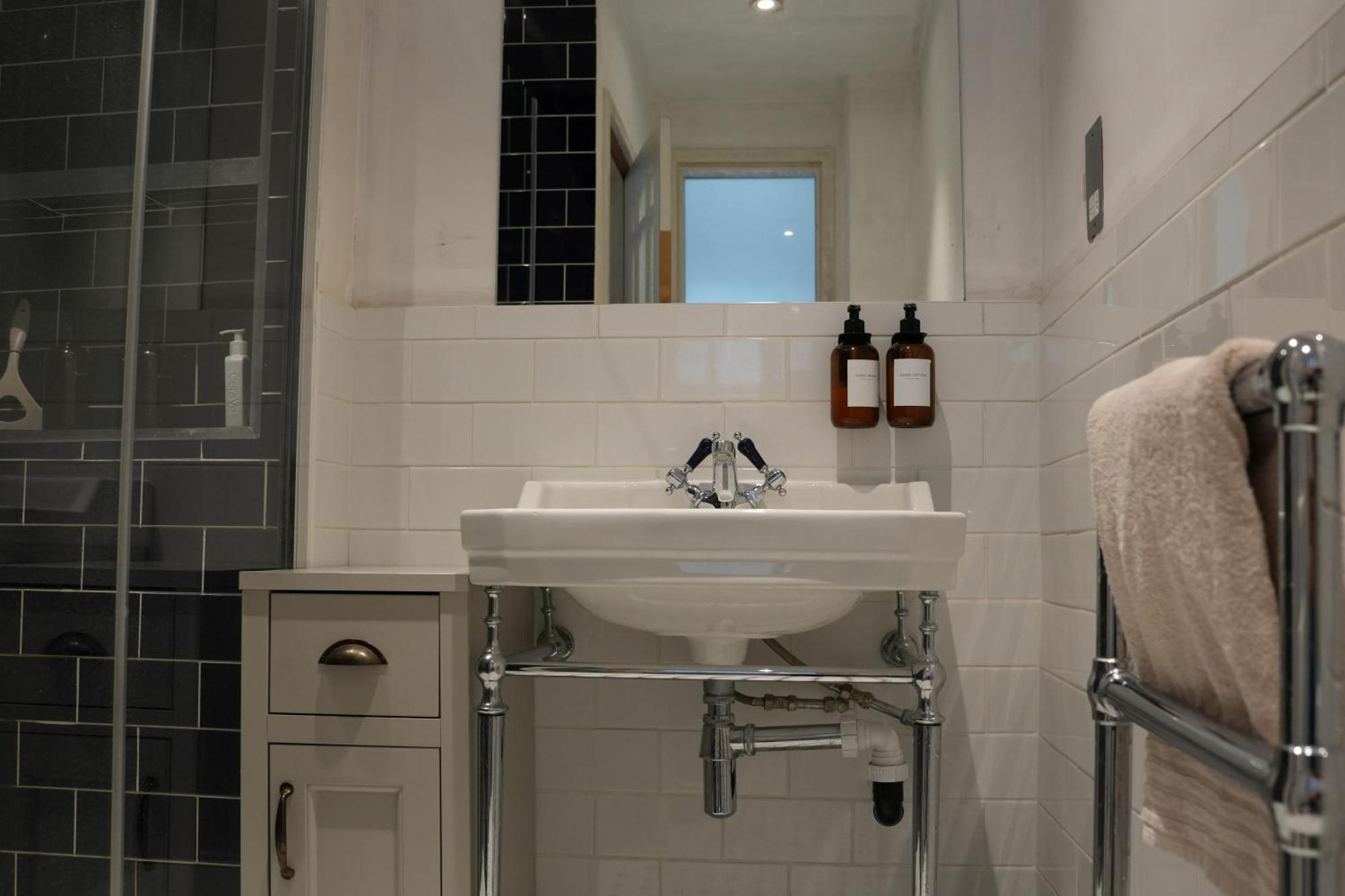 Apartment Stylish-brockley-entire Place London