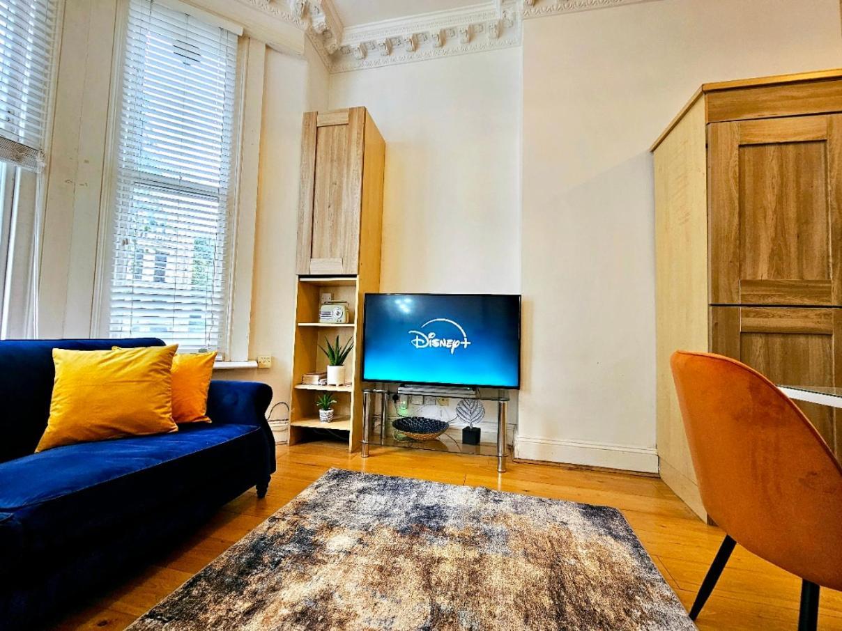 Lovely Ground Floor With High Ceiling And A Private Garden By Earl's Court Station Leilighet