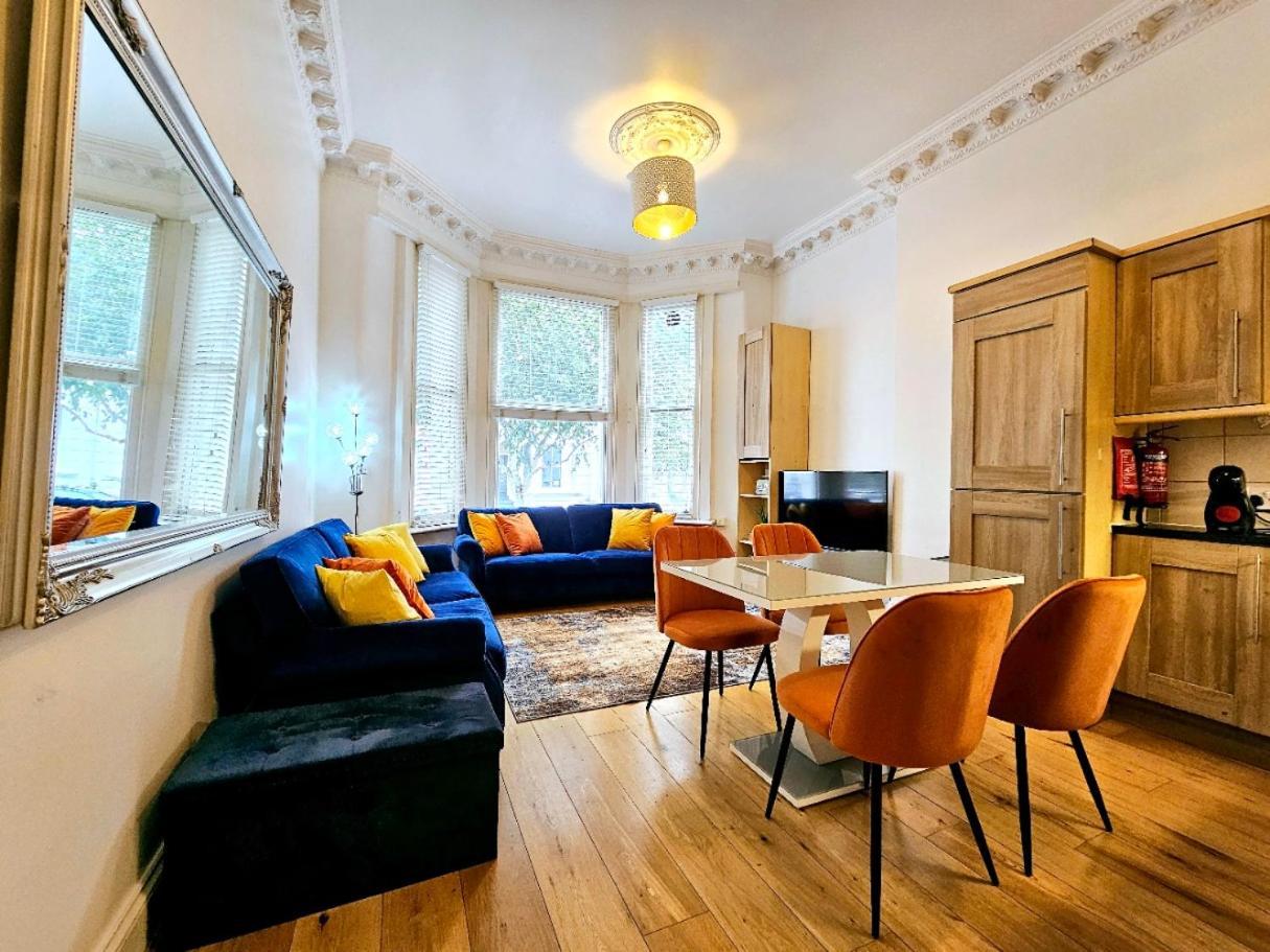 Lovely Ground Floor With High Ceiling And A Private Garden By Earl's Court Station London