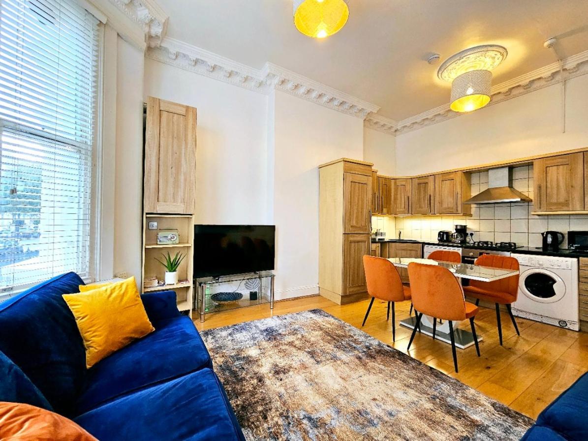 Lovely Ground Floor With High Ceiling And A Private Garden By Earl's Court Station * London