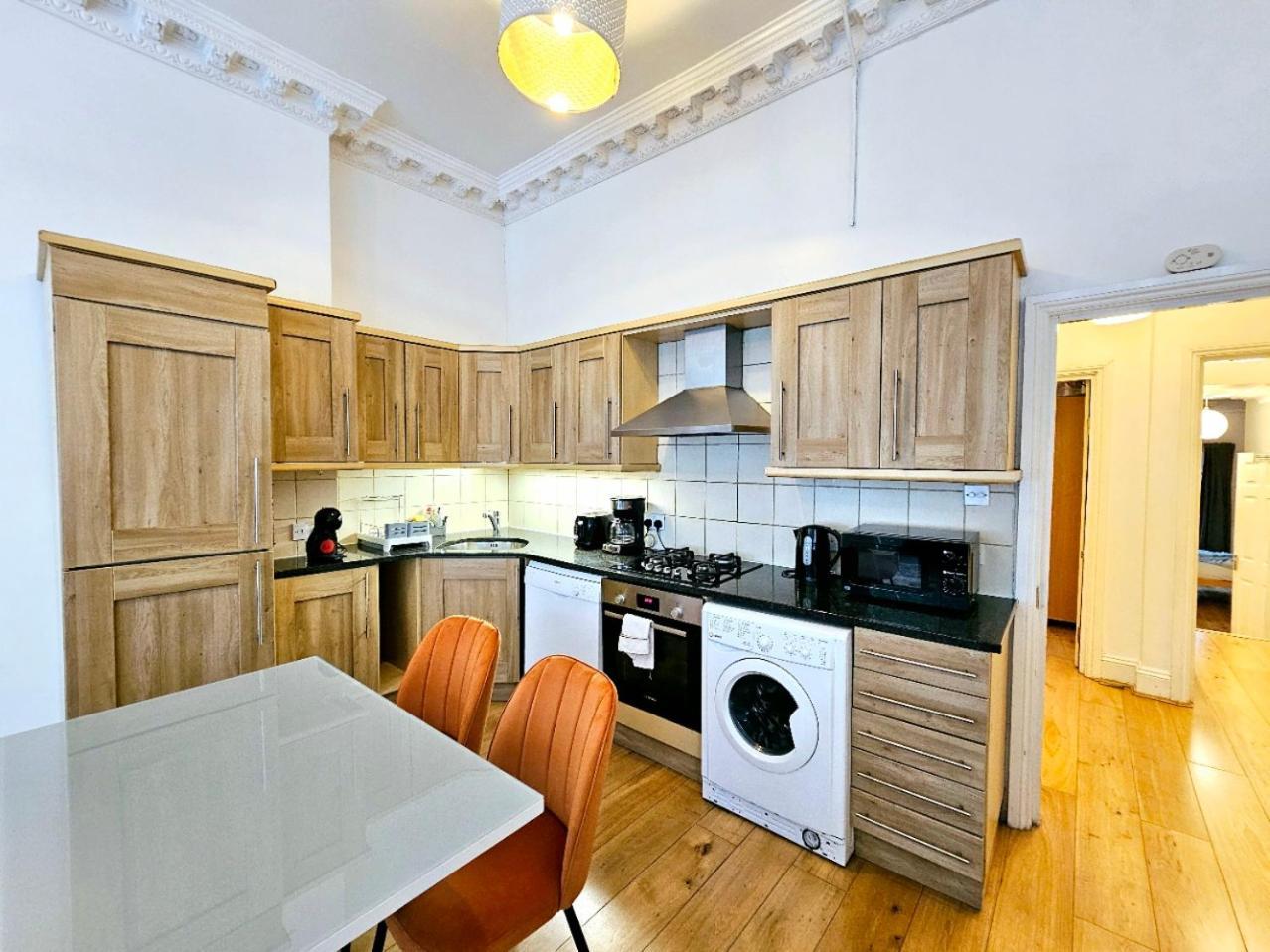 Leilighet Lovely Ground Floor With High Ceiling And A Private Garden By Earl's Court Station