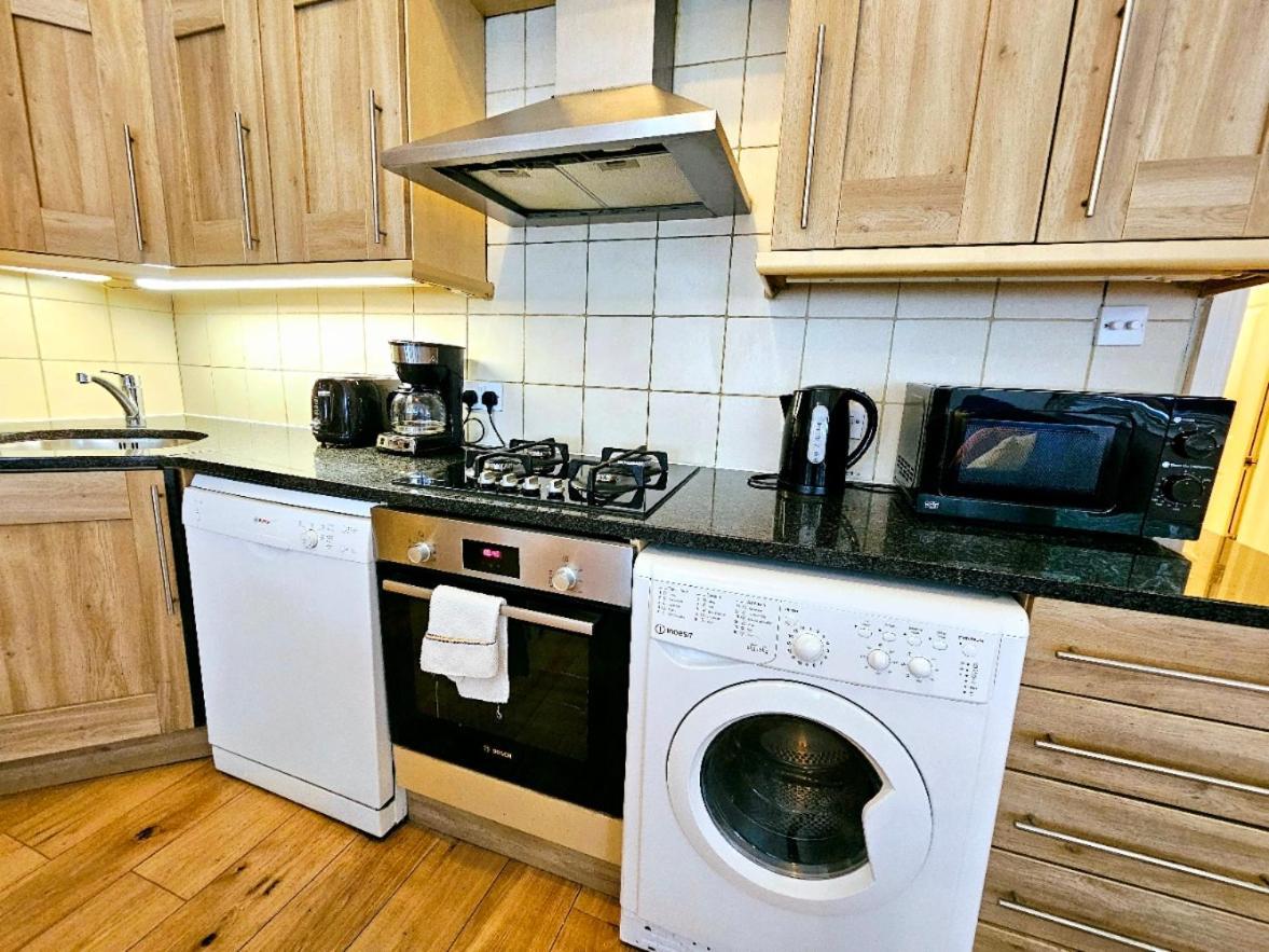 Lovely Ground Floor With High Ceiling And A Private Garden By Earl's Court Station Leilighet *