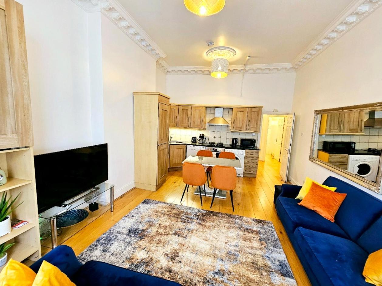 Leilighet Lovely Ground Floor With High Ceiling And A Private Garden By Earl's Court Station *
