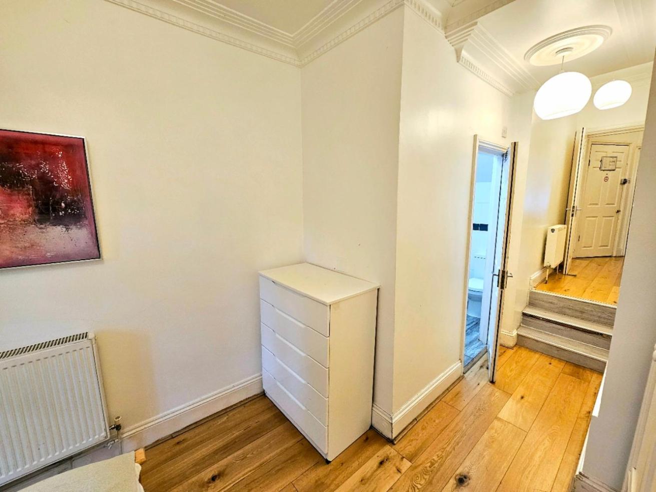 Lovely Ground Floor With High Ceiling And A Private Garden By Earl's Court Station Leilighet