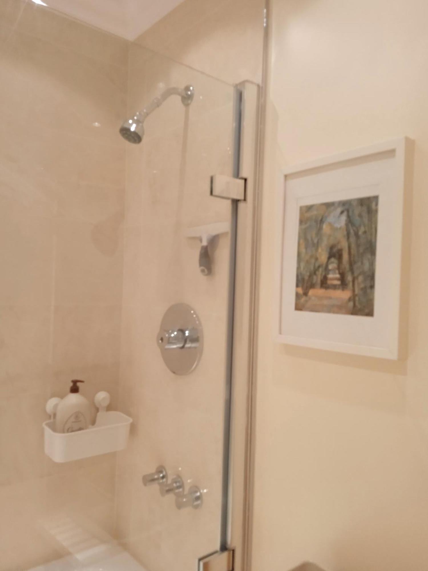 Beautiful Apartment With Underground Parking, Balcony In Kew, Richmond London Apartment