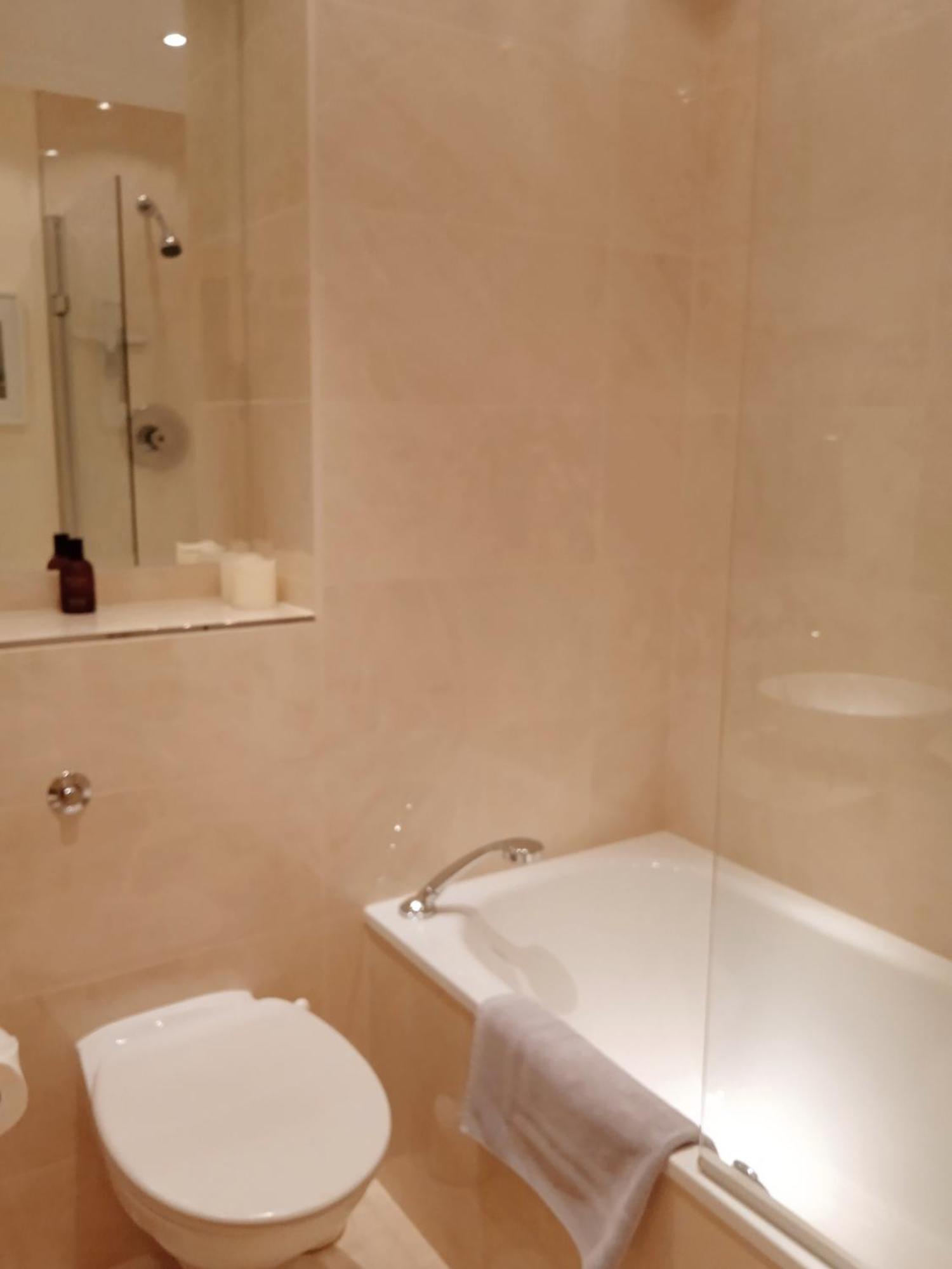 Beautiful Apartment With Underground Parking, Balcony In Kew, Richmond London *
