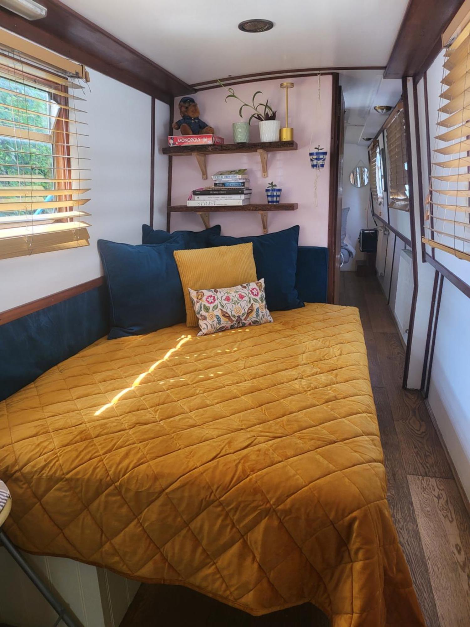 Lovely Canal Boat In Little Venice By Paddington For Family & Friends London