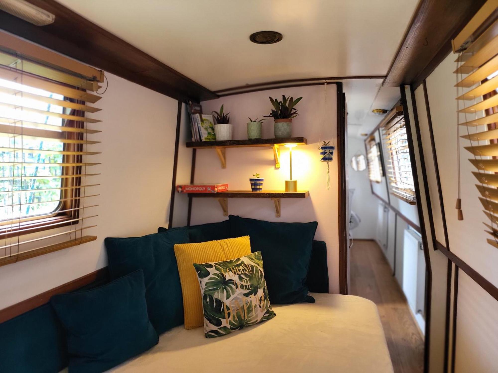 Lovely Canal Boat In Little Venice By Paddington For Family & Friends Londen