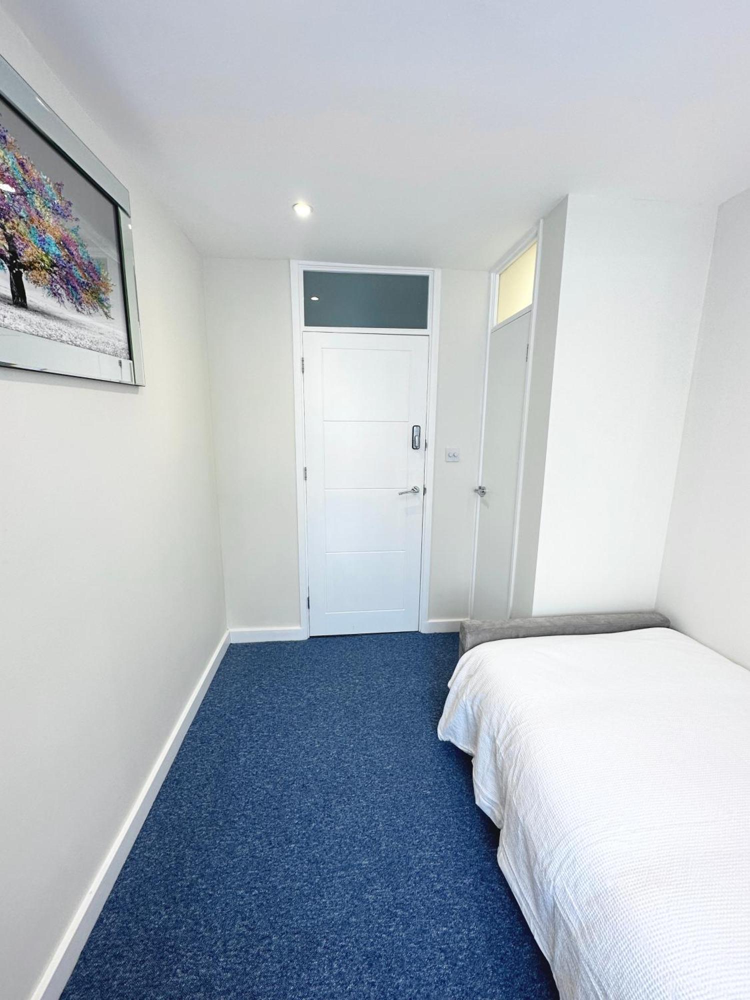 Newly Renovated Bedrooms Near Train And Bus Station *