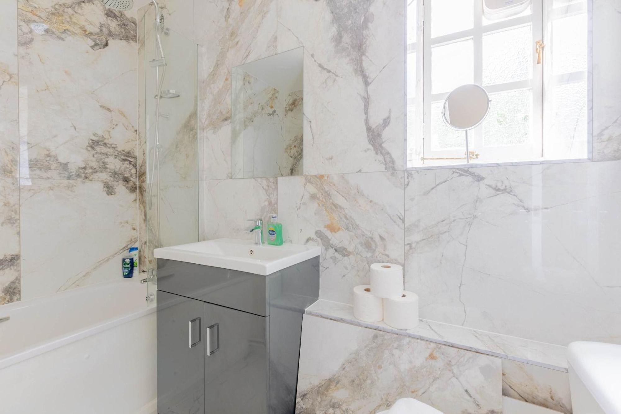Stylish 1bd Flat Near Iconic Landmarks Appartement Londen