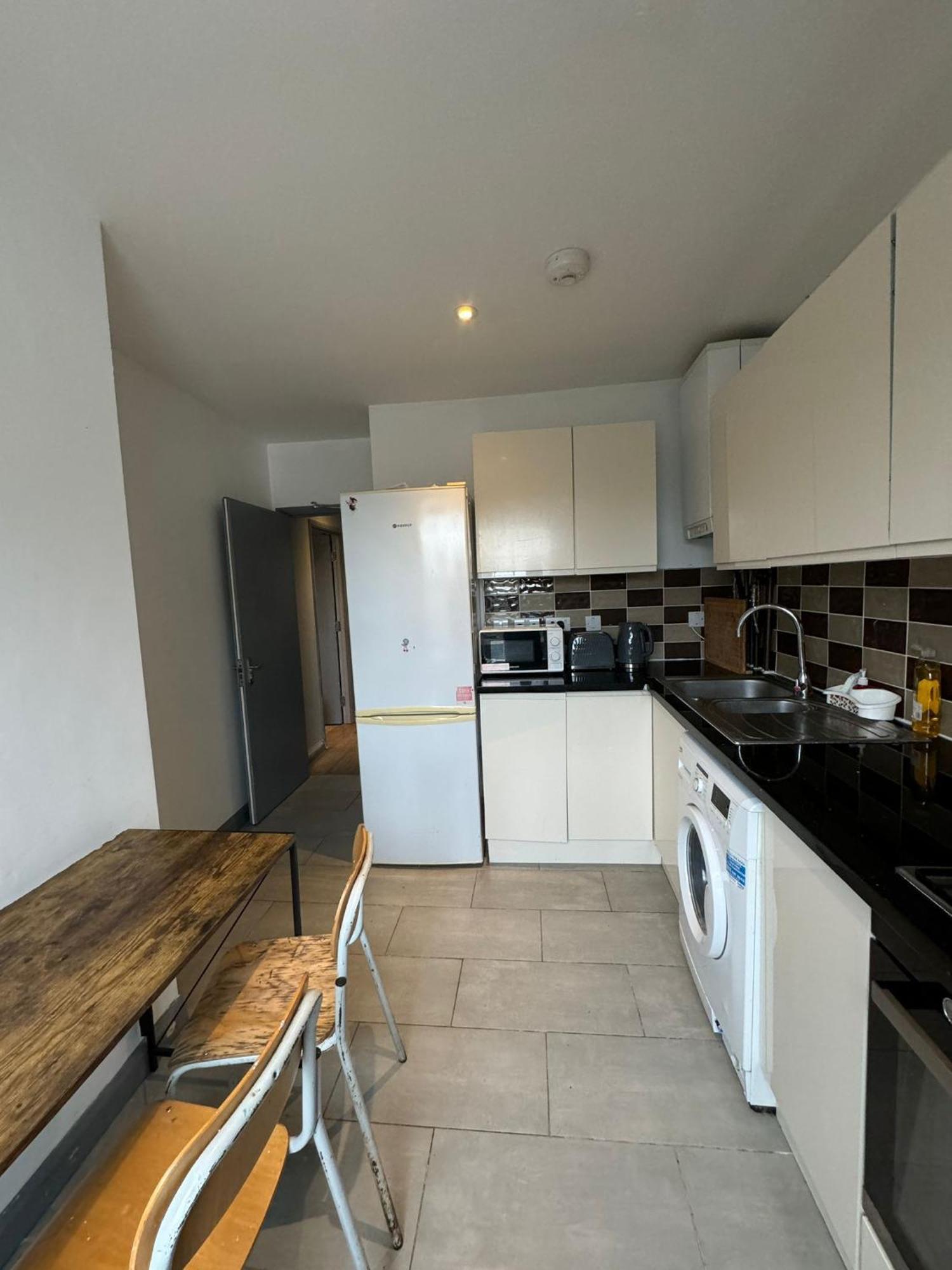 2 Bedroom Flat In Euston 2 Mins Away From Station, No Lift * London