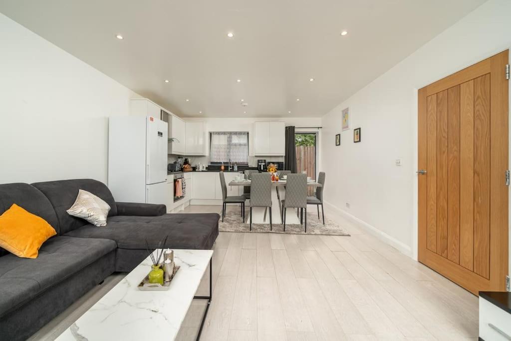 Apartment Vibrant 3br Tottenham Home, Private Garden Wifi Parking Free On Request *