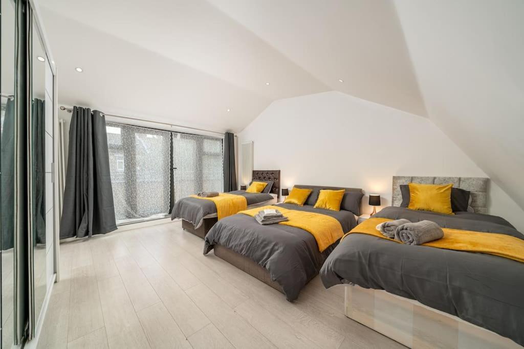 Vibrant 3br Tottenham Home, Private Garden Wifi Parking Free On Request *