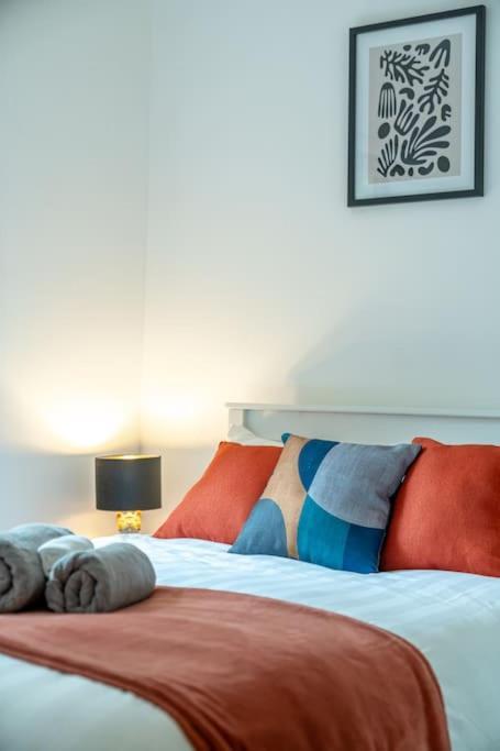 Vibrant 3br Tottenham Home, Private Garden Wifi Parking Free On Request