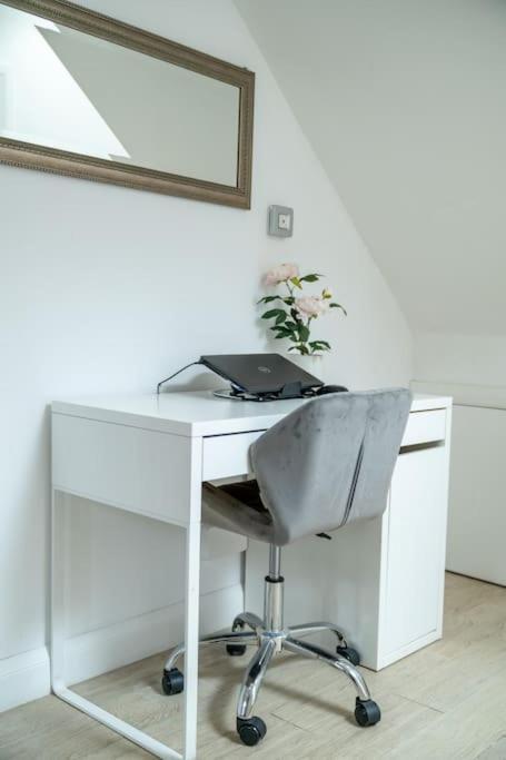 Vibrant 3br Tottenham Home, Private Garden Wifi Parking Free On Request Apartment