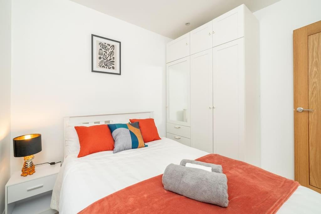 Vibrant 3br Tottenham Home, Private Garden Wifi Parking Free On Request Apartment