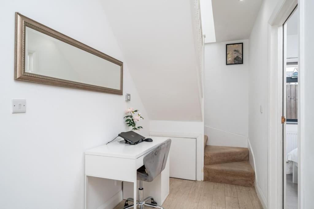 Apartment Vibrant 3br Tottenham Home, Private Garden Wifi Parking Free On Request *