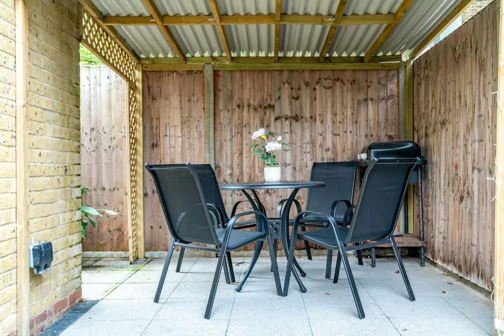 Vibrant 3br Tottenham Home, Private Garden Wifi Parking Free On Request Apartment London