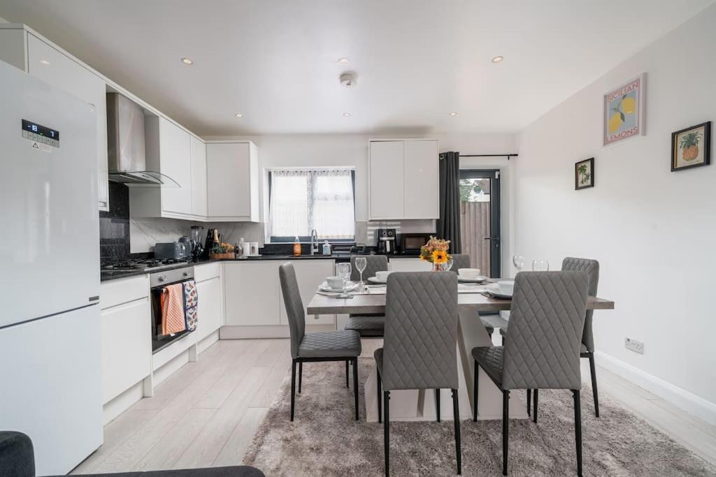 Vibrant 3br Tottenham Home, Private Garden Wifi Parking Free On Request Apartment London