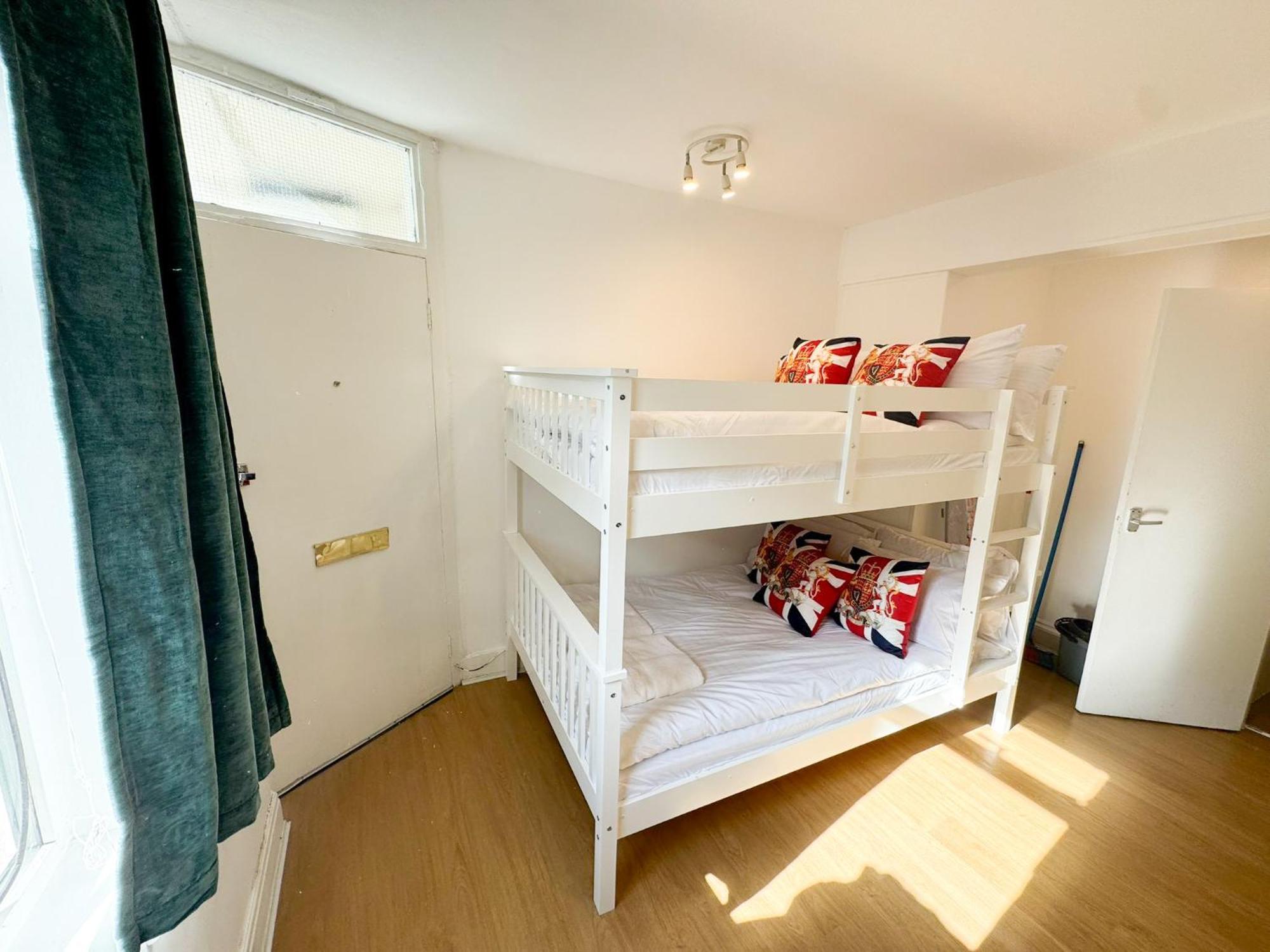 Clapham Apartment *