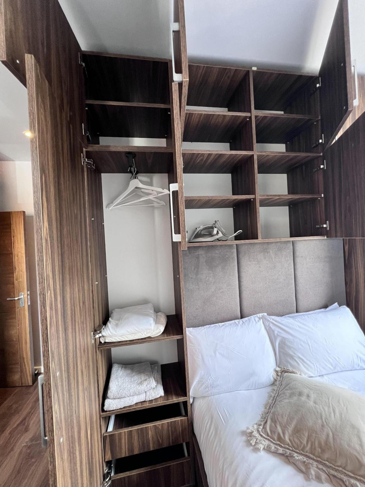 Retreat - Colney Hatch Lane Apartment *