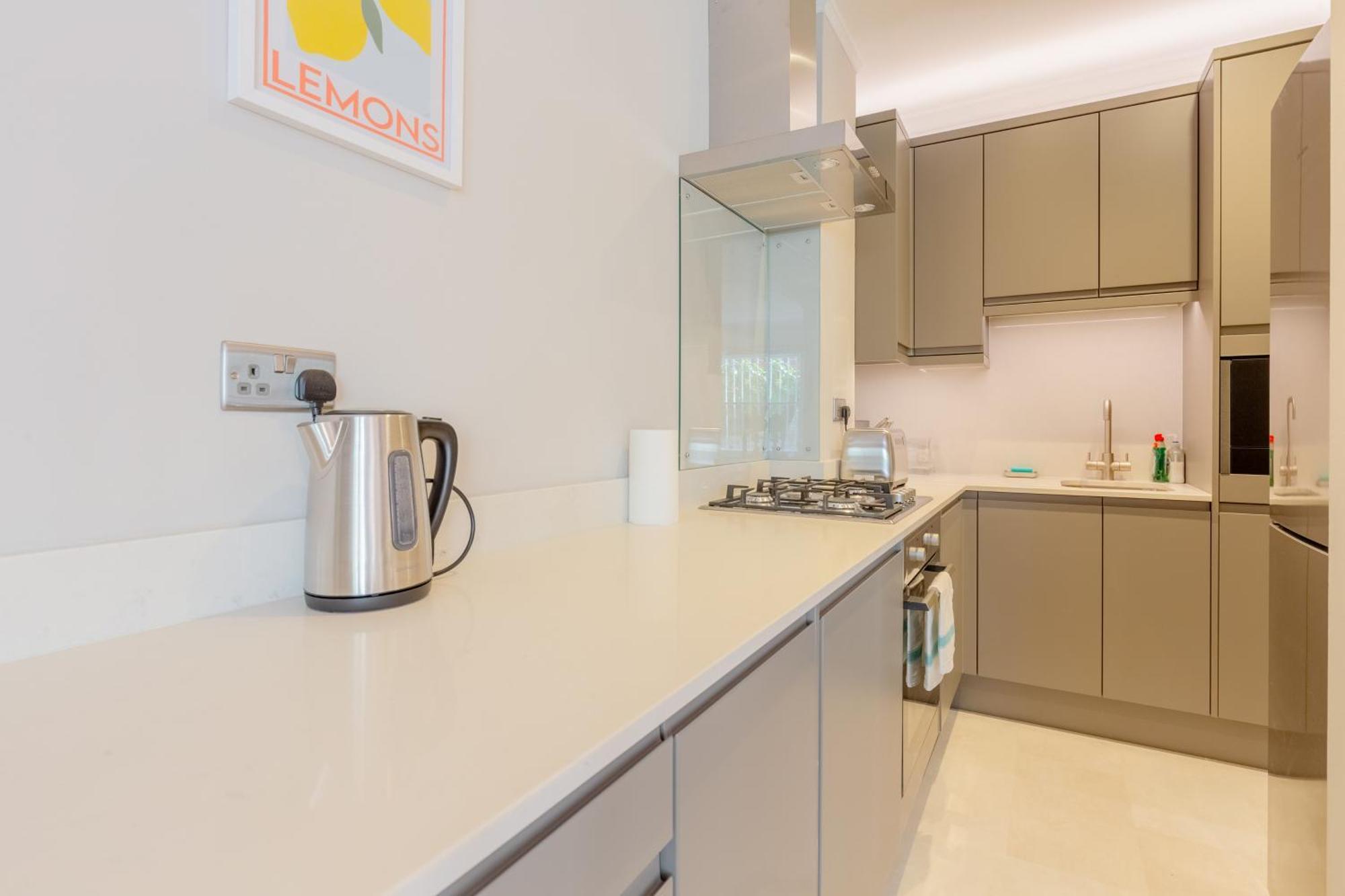 Sophisticated 2bd Flat With Patio West Kensington Apartment London