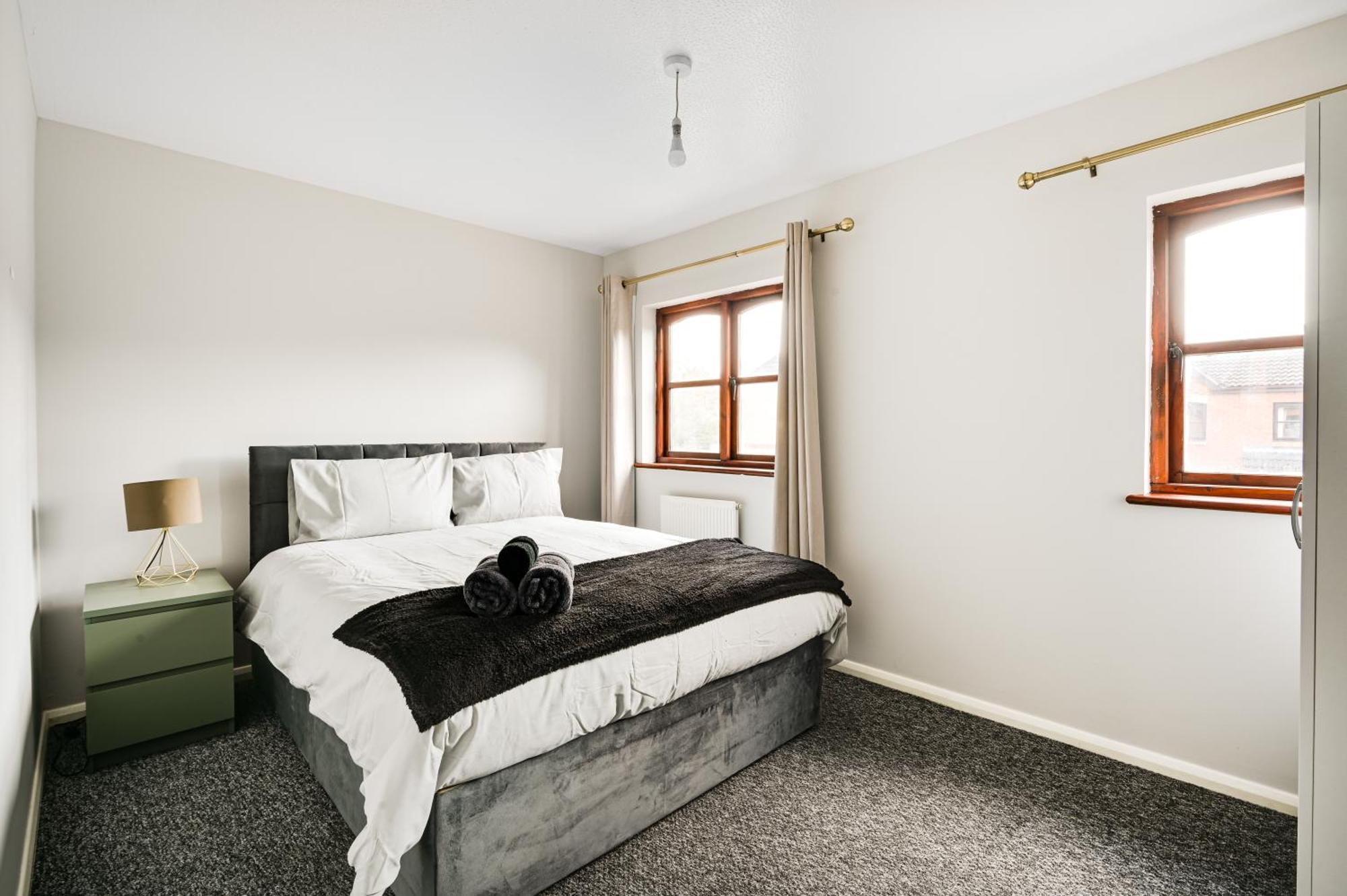 Luxe 2 Bed House In London- Free Parking, Free Wifi, Big Garden * London