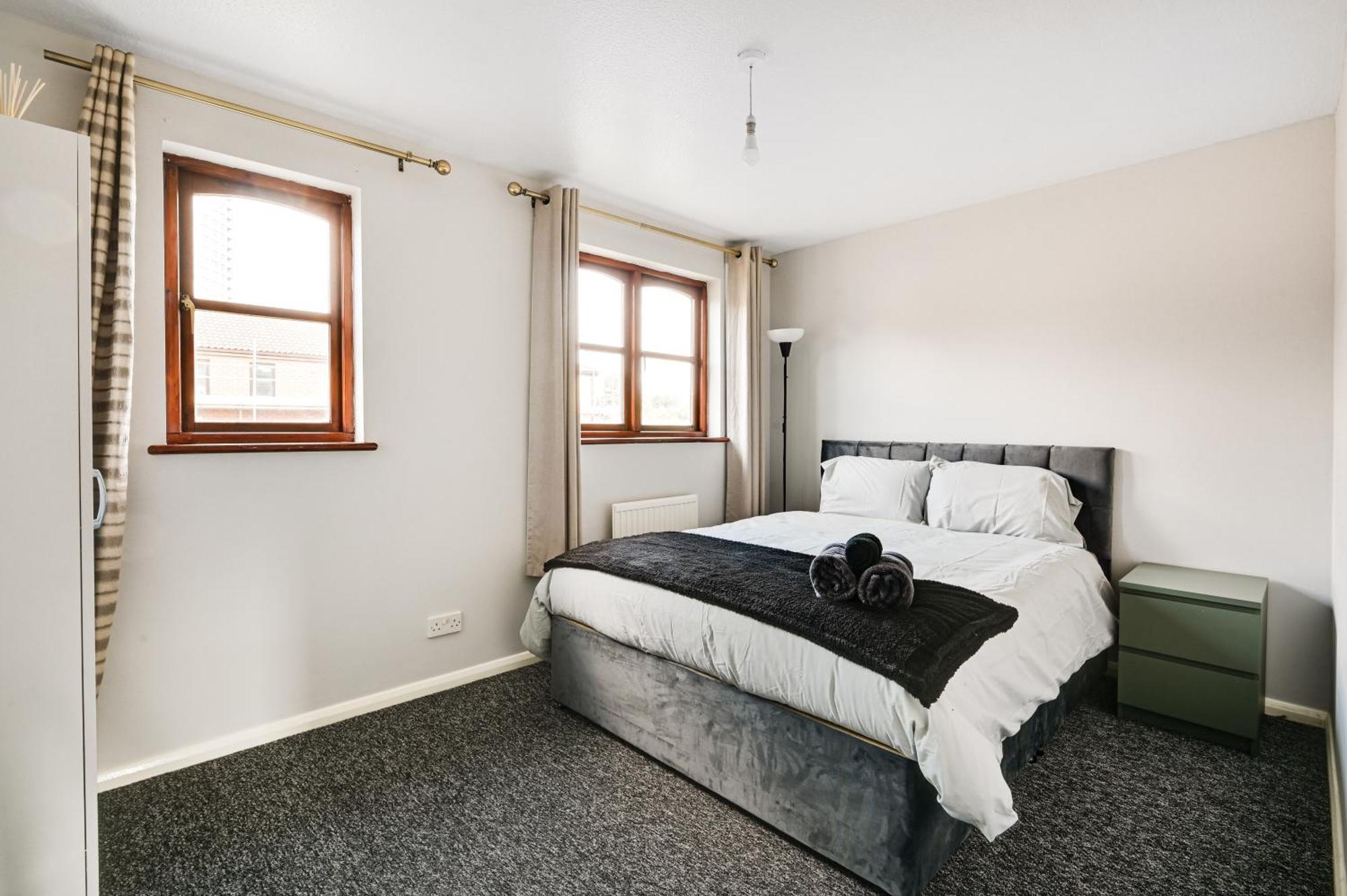 Luxe 2 Bed House In London- Free Parking, Free Wifi, Big Garden * London