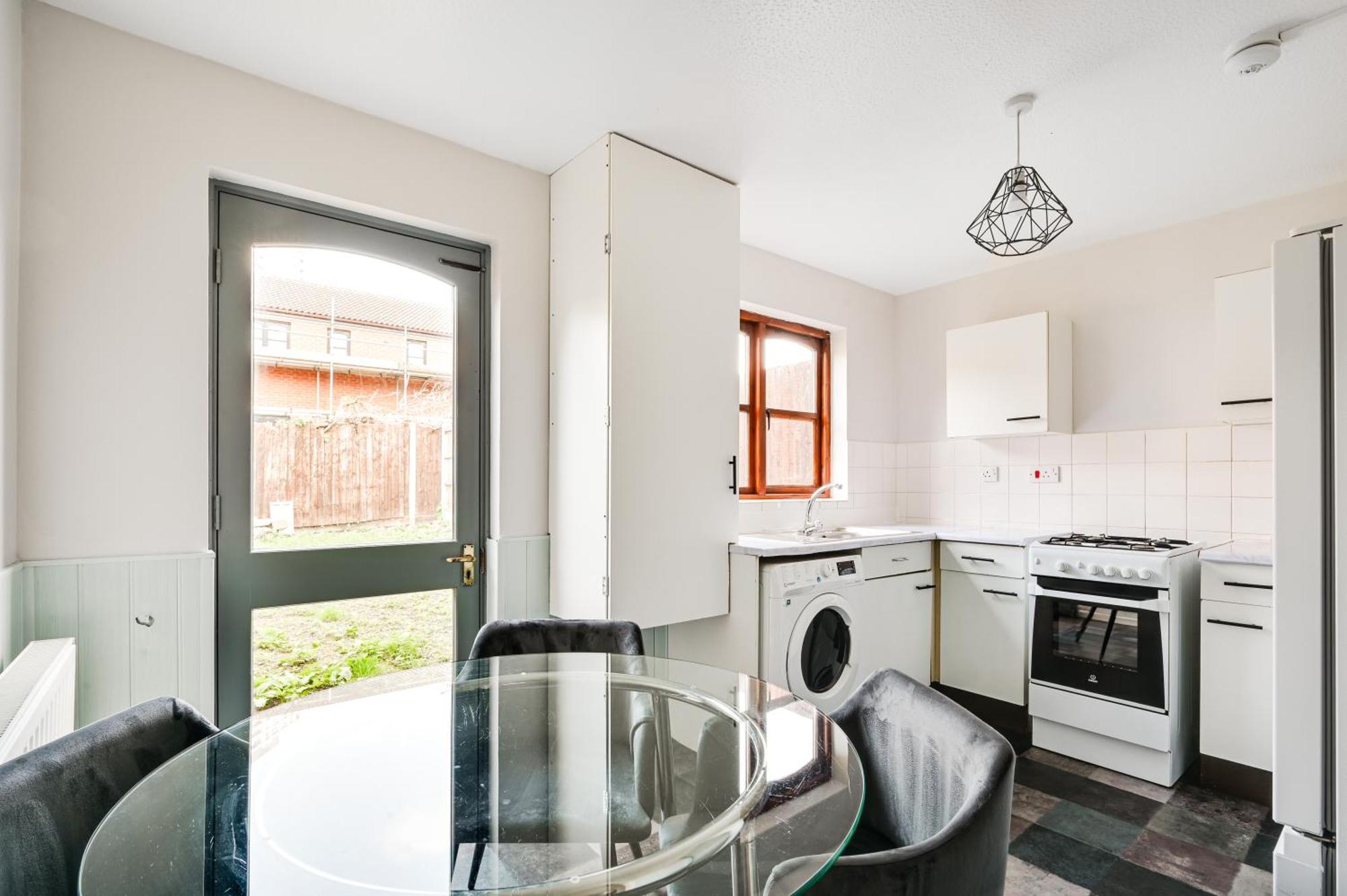 Luxe 2 Bed House In London- Free Parking, Free Wifi, Big Garden Holiday home *