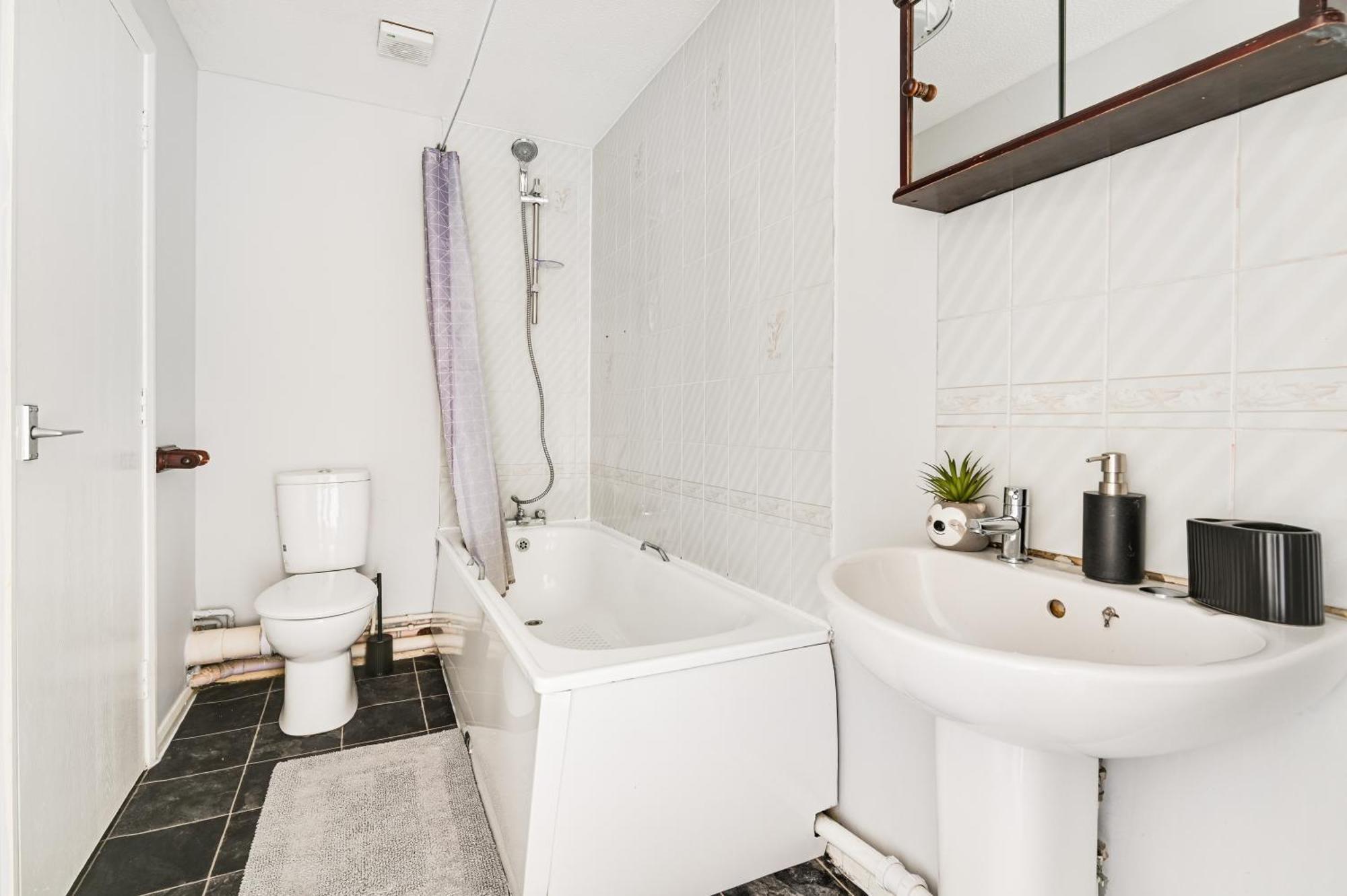 Luxe 2 Bed House In London- Free Parking, Free Wifi, Big Garden Holiday home