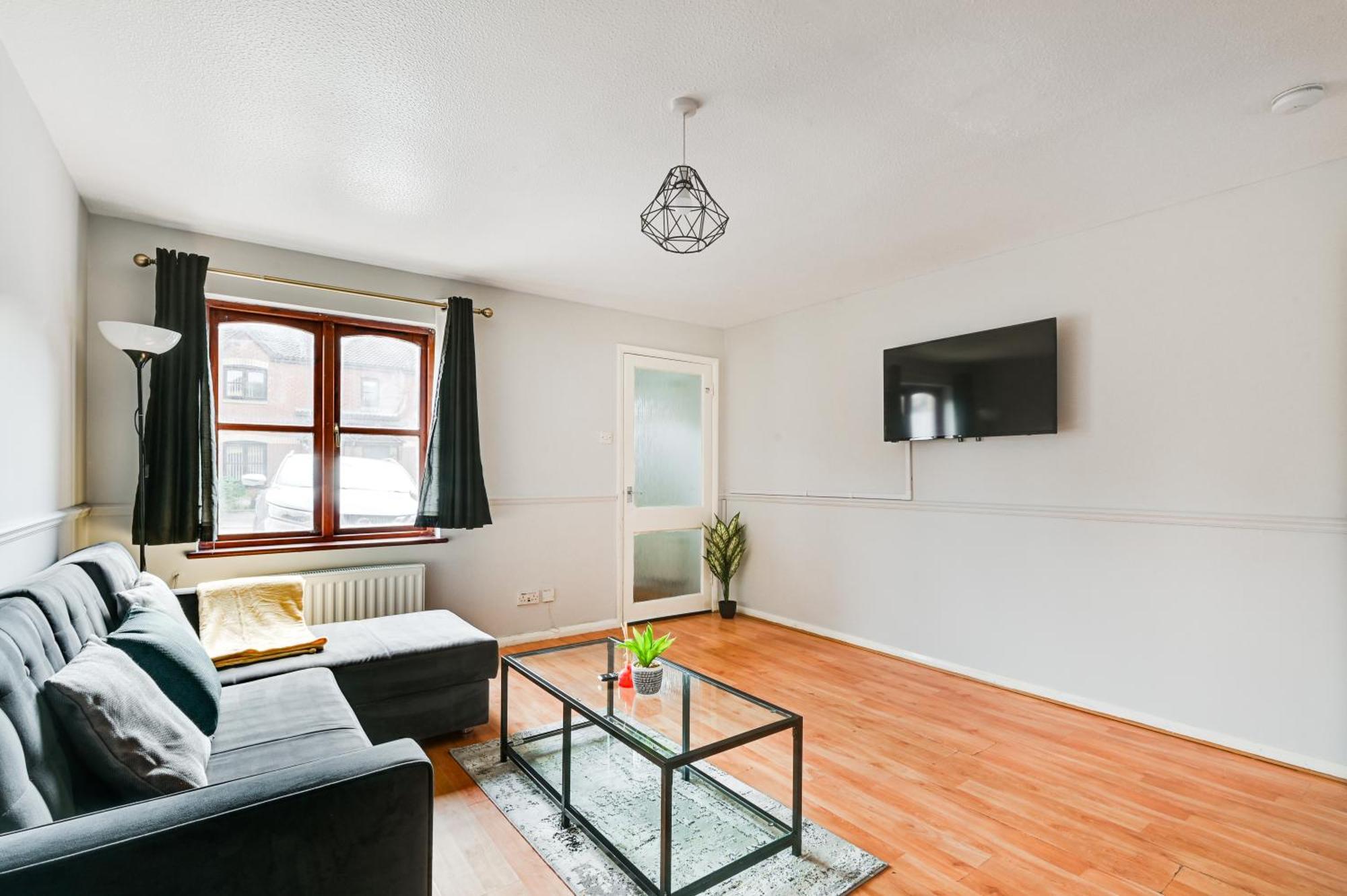 Luxe 2 Bed House In London- Free Parking, Free Wifi, Big Garden London
