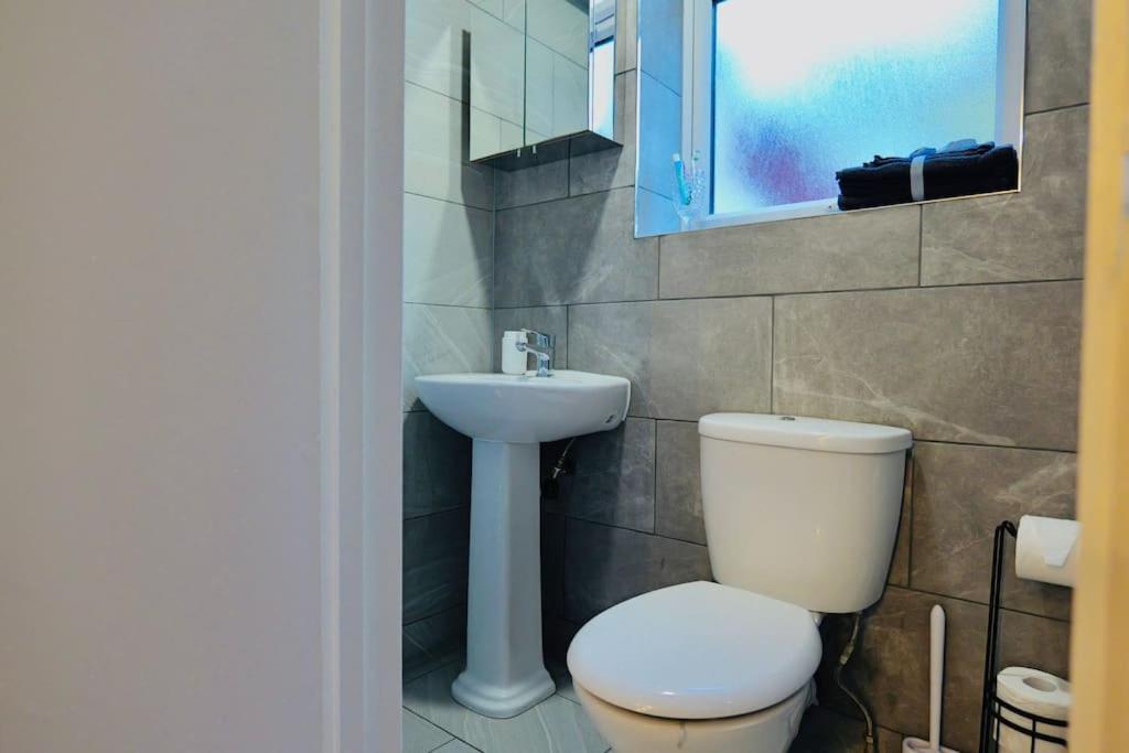 Leilighet Two Bedroom Flat Near Transport & Shops *