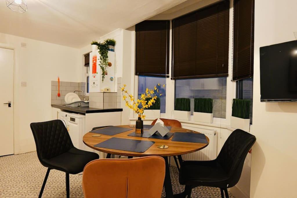 Leilighet Two Bedroom Flat Near Transport & Shops London