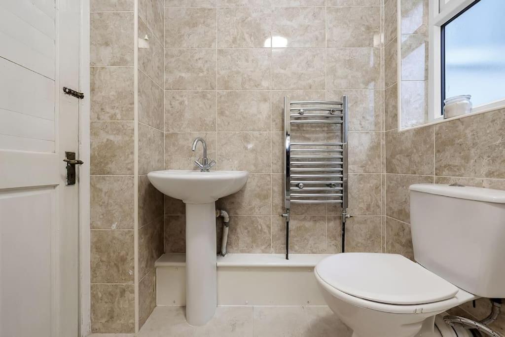 Enquires At The Panel By Harlington 8 Bed Londres