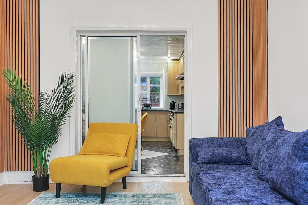 Enquires At The Panel By Harlington 8 Bed Londres