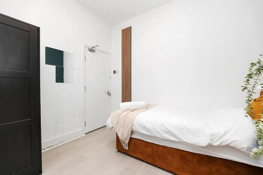 Enquires At The Panel By Harlington 8 Bed Apartamento
