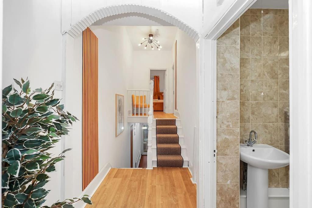 Enquires At The Panel By Harlington 8 Bed Apartamento Londres