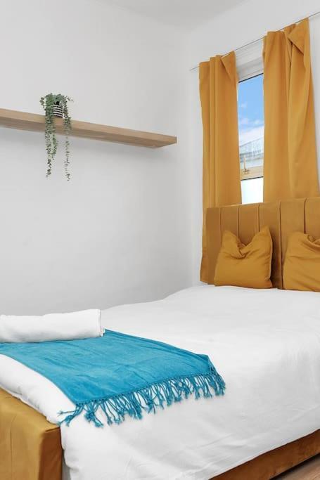 Enquires At The Panel By Harlington 8 Bed Apartamento