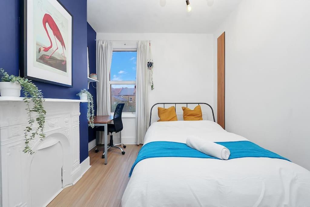 Enquires At The Panel By Harlington 8 Bed Londres