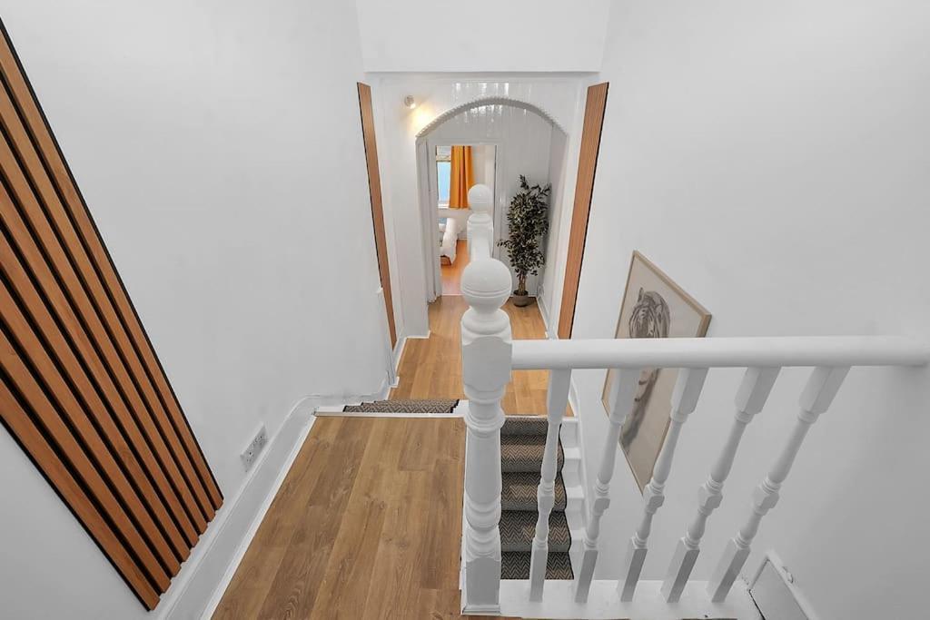 Enquires At The Panel By Harlington 8 Bed Apartamento