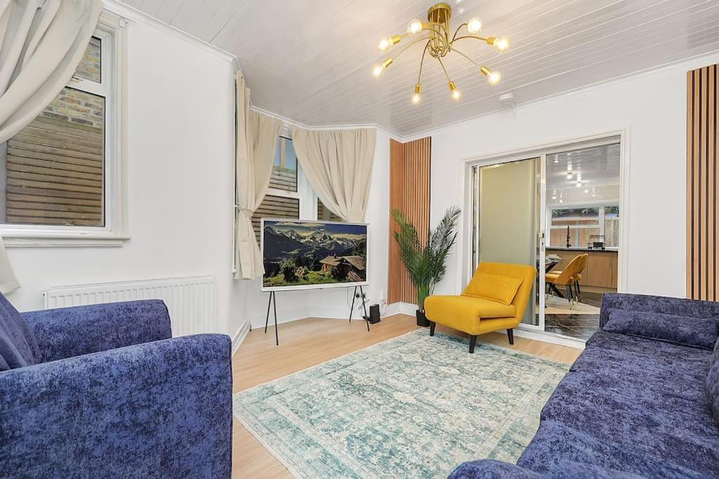 Enquires At The Panel By Harlington 8 Bed Londres