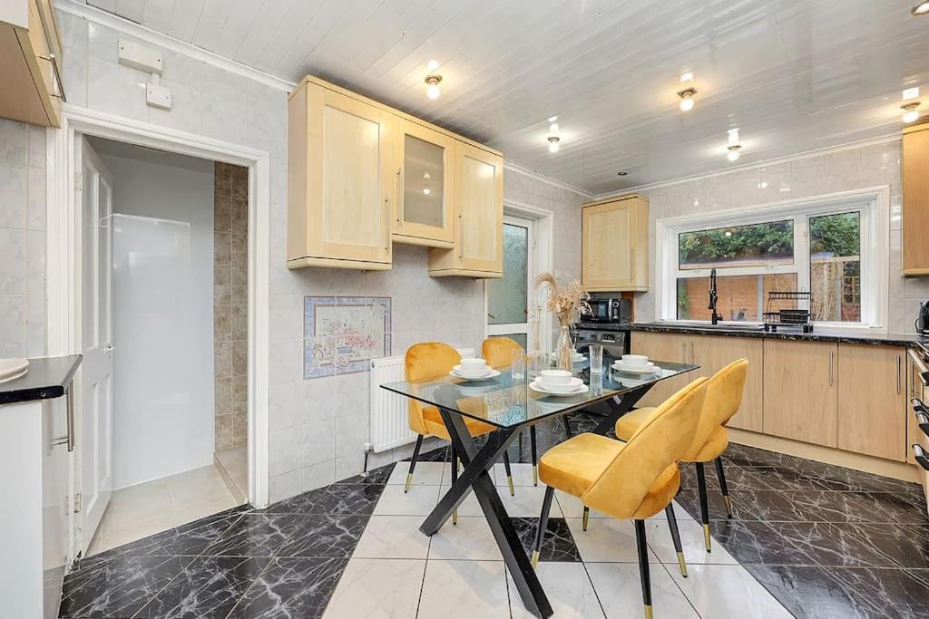 Enquires At The Panel By Harlington 8 Bed * Londres