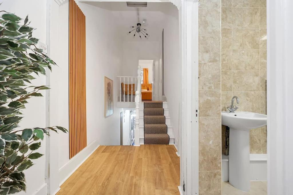 Enquires At The Panel By Harlington 8 Bed Apartamento Londres