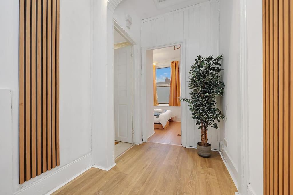 Enquires At The Panel By Harlington 8 Bed Londres