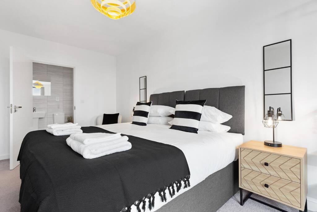 Apartment Luxury 3 Bed With Balcony London