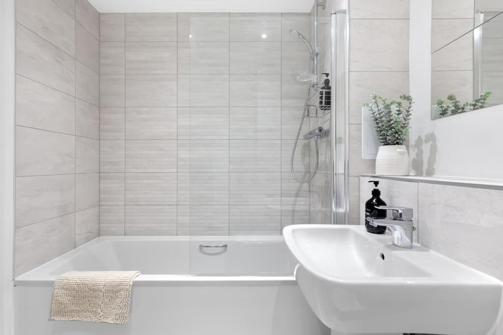 Apartment Luxury 3 Bed With Balcony *